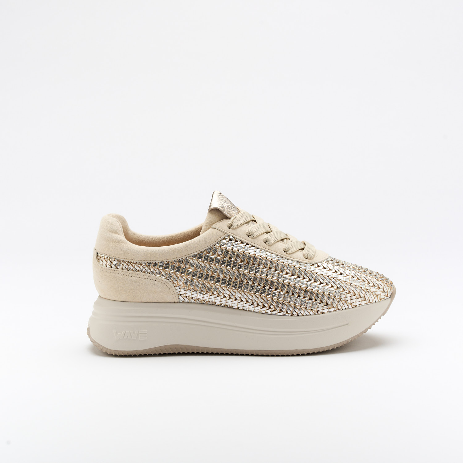 The Garland Silver is a very comfortable shoe for you to use in your daily life, such as travelling, working or going for a walk. It really goes along with some jeans, skirt or even some shorts. Since it´s hand crafted in all leather, it gives you much more durability and comfort. The Rafia material gives it a very sophisticated, breathable and very colourful look. The removable insole really gives you a more personalised and orthopedic comfort. The laces on top gives some detailing and a more secure fit to the shoe. The shipping is free in our online store.