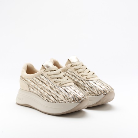 The Garland Silver is a very comfortable shoe for you to use in your daily life, such as travelling, working or going for a walk. It really goes along with some jeans, skirt or even some shorts. Since it´s hand crafted in all leather, it gives you much more durability and comfort. The Rafia material gives it a very sophisticated, breathable and very colourful look. The removable insole really gives you a more personalised and orthopedic comfort. The laces on top gives some detailing and a more secure fit to the shoe. The shipping is free in our online store.