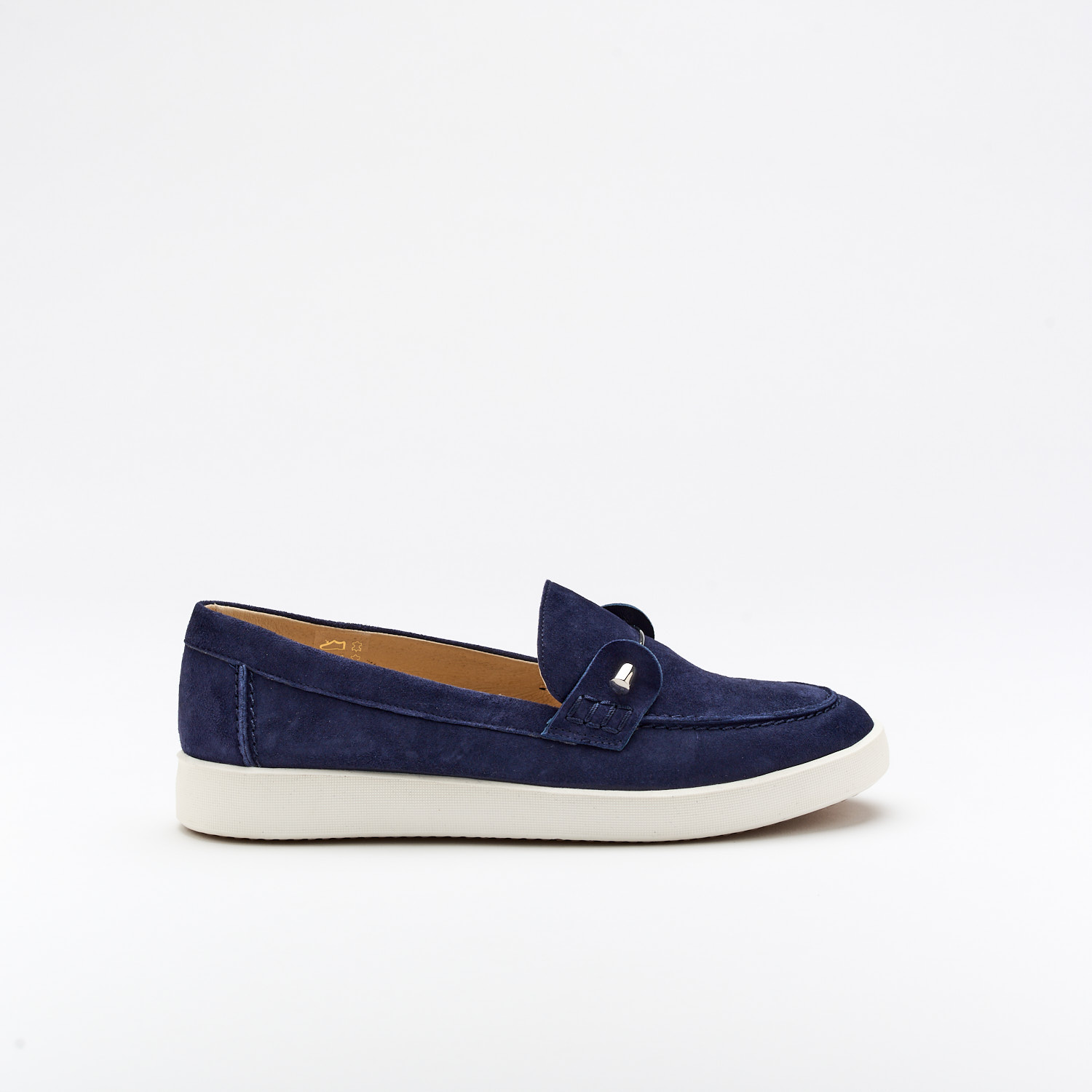 The Rafa Abyss is a very comfortable shoe for you to use in your daily life, such as travelling, working or going for a walk. It really goes along with some jeans, skirt or even some shorts. Since it´s hand crafted in all leather, it gives you much more durability and comfort. The leather materiall gives it a very breathable wear. The removable insole really gives you a more personalised and orthopedic comfort. The metalic links on top gives it a very sophisticated look to the shoe. The shipping is free in our online store.