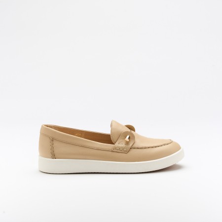 The Rafa Beige is a very comfortable shoe for you to use in your daily life, such as travelling, working or going for a walk. It really goes along with some jeans, skirt or even some shorts. Since it´s hand crafted in all leather, it gives you much more durability and comfort. The leather materiall gives it a very breathable wear. The removable insole really gives you a more personalised and orthopedic comfort. The metalic links on top gives it a very sophisticated look to the shoe. The shipping is free in our online store.