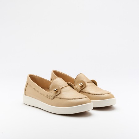 The Rafa Beige is a very comfortable shoe for you to use in your daily life, such as travelling, working or going for a walk. It really goes along with some jeans, skirt or even some shorts. Since it´s hand crafted in all leather, it gives you much more durability and comfort. The leather materiall gives it a very breathable wear. The removable insole really gives you a more personalised and orthopedic comfort. The metalic links on top gives it a very sophisticated look to the shoe. The shipping is free in our online store.