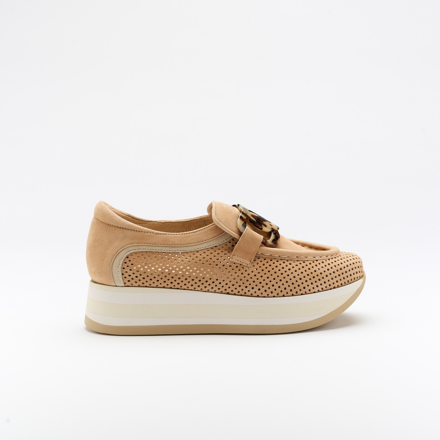 The Calyn Noisette is a very comfortable shoe for you to use in your daily life, such as travelling, working or going for a walk. It really goes along with some jeans, skirt or even some shorts. Since it´s hand crafted in all leather, it gives you much more durability and comfort. The leather is all perfurated giving you a aired sensation on the foot and it´s perfect for those hot summer and spring days. The removable insole really gives you a more personalised and orthopedic comfort. The plastic insert on top is perfect as it´s gives a pop of colour and some detailing to the shoe. The shipping is free in our online store.