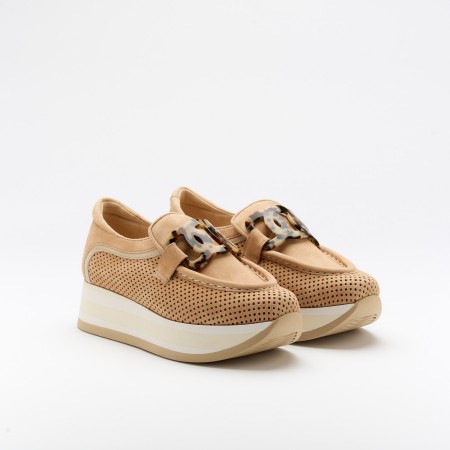 The Calyn Noisette is a very comfortable shoe for you to use in your daily life, such as travelling, working or going for a walk. It really goes along with some jeans, skirt or even some shorts. Since it´s hand crafted in all leather, it gives you much more durability and comfort. The leather is all perfurated giving you a aired sensation on the foot and it´s perfect for those hot summer and spring days. The removable insole really gives you a more personalised and orthopedic comfort. The plastic insert on top is perfect as it´s gives a pop of colour and some detailing to the shoe. The shipping is free in our online store.