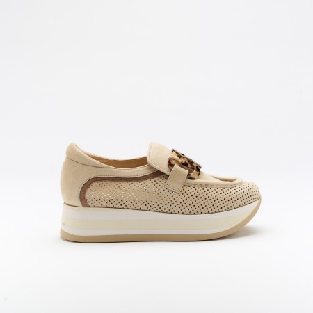 The Calyn Desert is a very comfortable shoe for you to use in your daily life, such as travelling, working or going for a walk. It really goes along with some jeans, skirt or even some shorts. Since it´s hand crafted in all leather, it gives you much more durability and comfort. The leather is all perfurated giving you a aired sensation on the foot and it´s perfect for those hot summer and spring days. The removable insole really gives you a more personalised and orthopedic comfort. The plastic insert on top is perfect as it´s gives a pop of colour and some detailing to the shoe. The shipping is free in our online store.