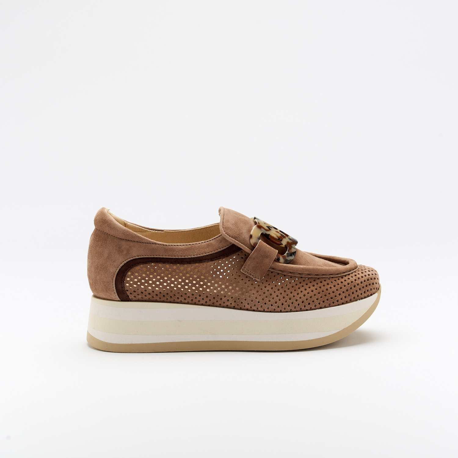 The Calyn Mousse is a very comfortable shoe for you to use in your daily life, such as travelling, working or going for a walk. It really goes along with some jeans, skirt or even some shorts. Since it´s hand crafted in all leather, it gives you much more durability and comfort. The leather is all perfurated giving you a aired sensation on the foot and it´s perfect for those hot summer and spring days. The removable insole really gives you a more personalised and orthopedic comfort. The plastic insert on top is perfect as it´s gives a pop of colour and some detailing to the shoe. The shipping is free in our online store.