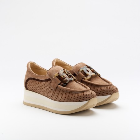 The Calyn Mousse is a very comfortable shoe for you to use in your daily life, such as travelling, working or going for a walk. It really goes along with some jeans, skirt or even some shorts. Since it´s hand crafted in all leather, it gives you much more durability and comfort. The leather is all perfurated giving you a aired sensation on the foot and it´s perfect for those hot summer and spring days. The removable insole really gives you a more personalised and orthopedic comfort. The plastic insert on top is perfect as it´s gives a pop of colour and some detailing to the shoe. The shipping is free in our online store.