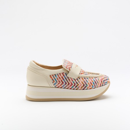 The Claudele Coco is a very comfortable shoe for you to use in your daily life, such as travelling, working or going for a walk. It really goes along with some jeans, skirt or even some shorts. Since it´s hand crafted in all leather, it gives you much more durability and comfort. The tresse material gives it a very sophisticated and very colourful look. The removable insole really gives you a more personalised and orthopedic comfort. The leather crossbar on top gives some detailing and styling to the shoe. The shipping is free in our online store.