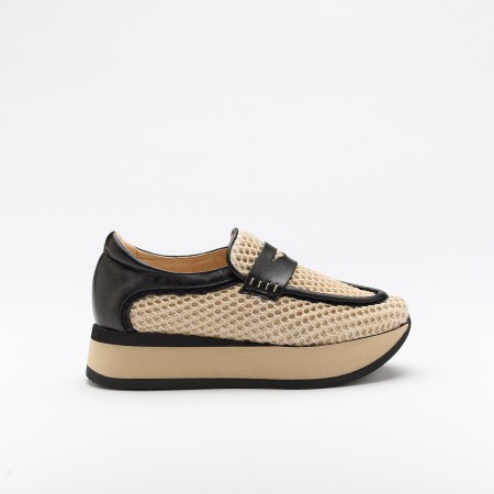 The Caela Black is a very comfortable shoe for you to use in your daily life, such as travelling, working or going for a walk. It really goes along with some jeans, skirt or even some shorts. Since it´s hand crafted in all leather, it gives you much more durability and comfort. The crochet material gives you a aired sensation on the foot and it´s perfect for those hot summer and spring days. The removable insole really gives you a more personalised and orthopedic comfort. The leather crossbar on top gives some detailing and styling to the shoe. The shipping is free in our online store.