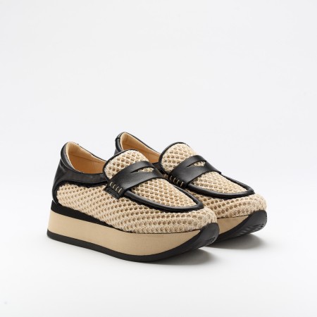 The Caela Black is a very comfortable shoe for you to use in your daily life, such as travelling, working or going for a walk. It really goes along with some jeans, skirt or even some shorts. Since it´s hand crafted in all leather, it gives you much more durability and comfort. The crochet material gives you a aired sensation on the foot and it´s perfect for those hot summer and spring days. The removable insole really gives you a more personalised and orthopedic comfort. The leather crossbar on top gives some detailing and styling to the shoe. The shipping is free in our online store.