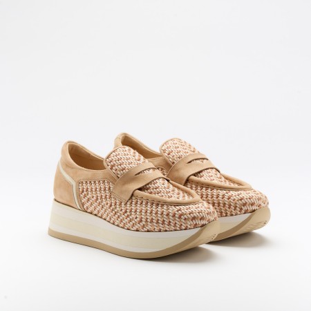 The Claudele Noisette is a very comfortable shoe for you to use in your daily life, such as travelling, working or going for a walk. It really goes along with some jeans, skirt or even some shorts. Since it´s hand crafted in all leather, it gives you much more durability and comfort. The tresse material gives it a very sophisticated and very colourful look. The removable insole really gives you a more personalised and orthopedic comfort. The leather crossbar on top gives some detailing and styling to the shoe. The shipping is free in our online store.