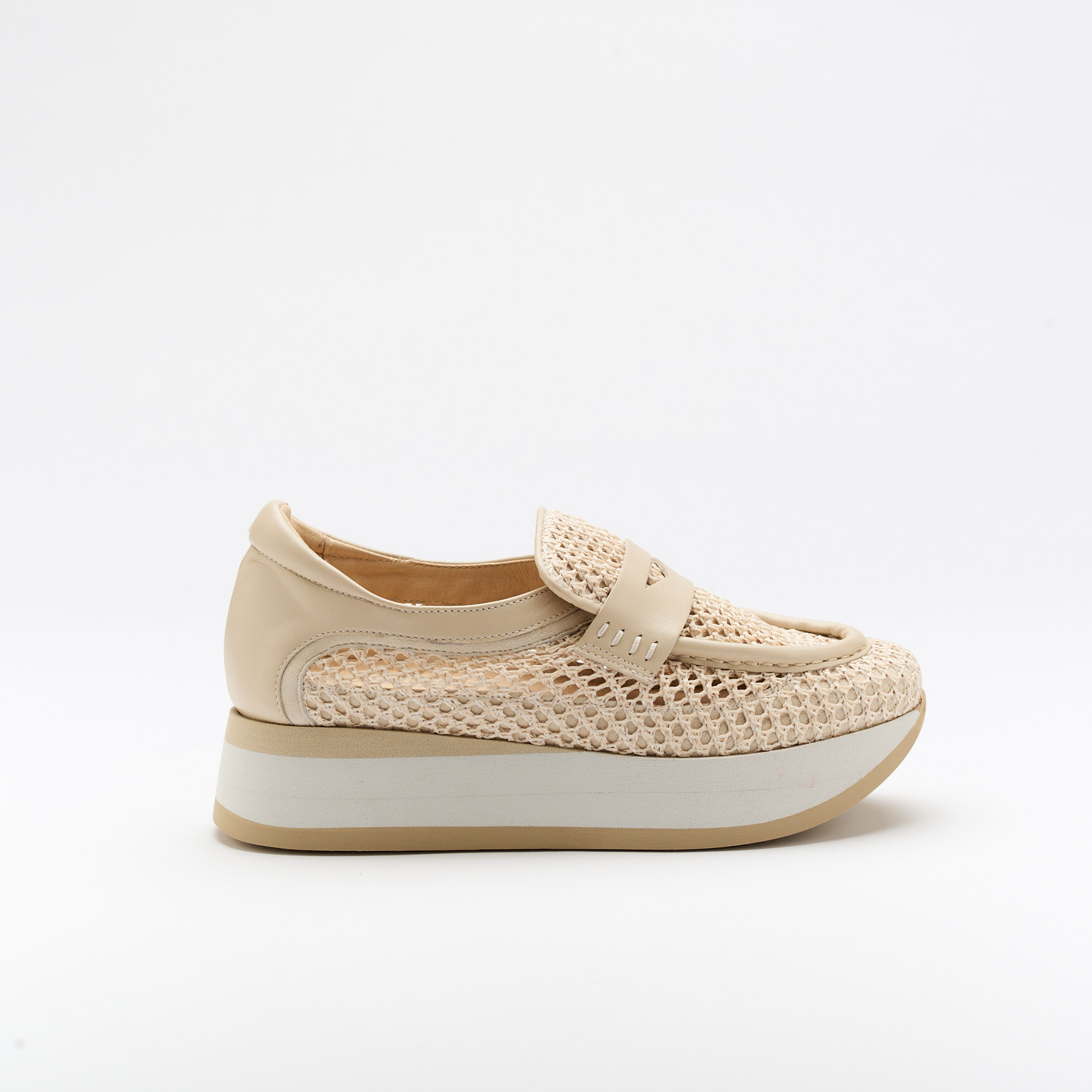 The Caela Coco is a very comfortable shoe for you to use in your daily life, such as travelling, working or going for a walk. It really goes along with some jeans, skirt or even some shorts. Since it´s hand crafted in all leather, it gives you much more durability and comfort. The crochet material gives you a aired sensation on the foot and it´s perfect for those hot summer and spring days. The removable insole really gives you a more personalised and orthopedic comfort. The leather crossbar on top gives some detailing and styling to the shoe. The shipping is free in our online store.