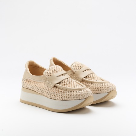 The Caela Coco is a very comfortable shoe for you to use in your daily life, such as travelling, working or going for a walk. It really goes along with some jeans, skirt or even some shorts. Since it´s hand crafted in all leather, it gives you much more durability and comfort. The crochet material gives you a aired sensation on the foot and it´s perfect for those hot summer and spring days. The removable insole really gives you a more personalised and orthopedic comfort. The leather crossbar on top gives some detailing and styling to the shoe. The shipping is free in our online store.