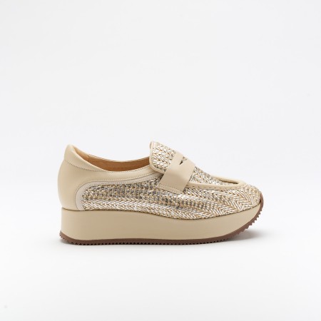 The Carmo Silver is a very comfortable shoe for you to use in your daily life, such as travelling, working or going for a walk. It really goes along with some jeans, skirt or even some shorts. Since it´s hand crafted in all leather, it gives you much more durability and comfort. The crochet material gives it a very breathable wear and it gives the sneakers a very sophisticated look. The removable insole really gives you a more personalised and orthopedic comfort. The leather cross bar top gives some detailing and a more secure fit to the shoe. The shipping is free in our online store.