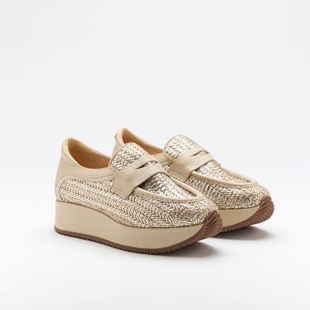 The Carmo Silver is a very comfortable shoe for you to use in your daily life, such as travelling, working or going for a walk. It really goes along with some jeans, skirt or even some shorts. Since it´s hand crafted in all leather, it gives you much more durability and comfort. The crochet material gives it a very breathable wear and it gives the sneakers a very sophisticated look. The removable insole really gives you a more personalised and orthopedic comfort. The leather cross bar top gives some detailing and a more secure fit to the shoe. The shipping is free in our online store.