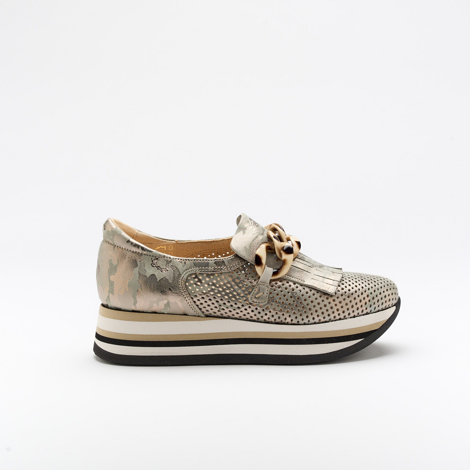The Cadie Mimetico Kaki is a very comfortable shoe for you to use in your daily life, such as travelling, working or going for a walk. It really goes along with some jeans, skirt or even some shorts. Since it´s hand crafted in all leather, it gives you much more durability and comfort. The leather is all perfurated giving you a aired sensation on the foot and it´s perfect for those hot summer and spring days. The removable insole really gives you a more personalised and orthopedic comfort. The plastic insert on top is perfect as it´s gives a pop of colour and some detailing to the shoe. The shipping is free in our online store.