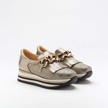 The Cadie Mimetico Kaki is a very comfortable shoe for you to use in your daily life, such as travelling, working or going for a walk. It really goes along with some jeans, skirt or even some shorts. Since it´s hand crafted in all leather, it gives you much more durability and comfort. The leather is all perfurated giving you a aired sensation on the foot and it´s perfect for those hot summer and spring days. The removable insole really gives you a more personalised and orthopedic comfort. The plastic insert on top is perfect as it´s gives a pop of colour and some detailing to the shoe. The shipping is free in our online store.