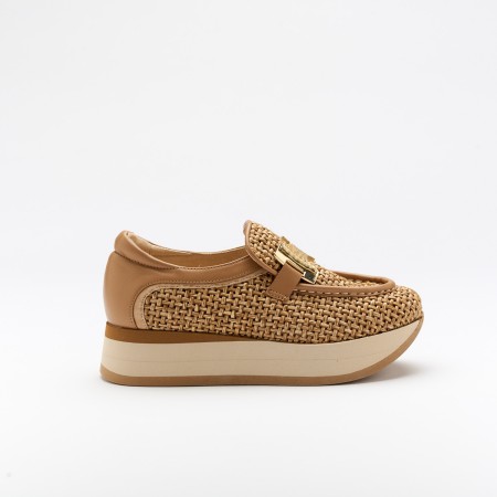 The Camille Noisette is a very comfortable shoe for you to use in your daily life, such as travelling, working or going for a walk. It really goes along with some jeans, skirt or even some shorts. Since it´s hand crafted in all leather, it gives you much more durability and comfort. The tresse material gives it a very sophisticated and very colourful look. The removable insole really gives you a more personalised and orthopedic comfort. The metallic insert on top gives some detailing and styling to the shoe. The shipping is free in our online store.