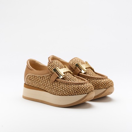 The Camille Noisette is a very comfortable shoe for you to use in your daily life, such as travelling, working or going for a walk. It really goes along with some jeans, skirt or even some shorts. Since it´s hand crafted in all leather, it gives you much more durability and comfort. The tresse material gives it a very sophisticated and very colourful look. The removable insole really gives you a more personalised and orthopedic comfort. The metallic insert on top gives some detailing and styling to the shoe. The shipping is free in our online store.