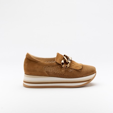 The Cadie Cognac is a very comfortable shoe for you to use in your daily life, such as travelling, working or going for a walk. It really goes along with some jeans, skirt or even some shorts. Since it´s hand crafted in all leather, it gives you much more durability and comfort. The leather is all perfurated giving you a aired sensation on the foot and it´s perfect for those hot summer and spring days. The removable insole really gives you a more personalised and orthopedic comfort. The plastic insert on top is perfect as it´s gives a pop of colour and some detailing to the shoe. The shipping is free in our online store.