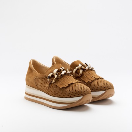 The Cadie Cognac is a very comfortable shoe for you to use in your daily life, such as travelling, working or going for a walk. It really goes along with some jeans, skirt or even some shorts. Since it´s hand crafted in all leather, it gives you much more durability and comfort. The leather is all perfurated giving you a aired sensation on the foot and it´s perfect for those hot summer and spring days. The removable insole really gives you a more personalised and orthopedic comfort. The plastic insert on top is perfect as it´s gives a pop of colour and some detailing to the shoe. The shipping is free in our online store.
