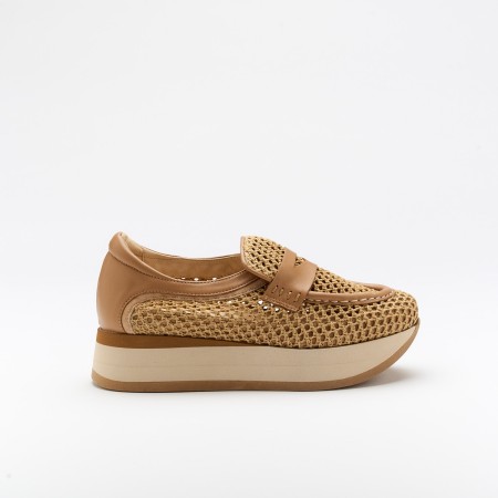 The Caela Noisette is a very comfortable shoe for you to use in your daily life, such as travelling, working or going for a walk. It really goes along with some jeans, skirt or even some shorts. Since it´s hand crafted in all leather, it gives you much more durability and comfort. The crochet material gives you a aired sensation on the foot and it´s perfect for those hot summer and spring days. The removable insole really gives you a more personalised and orthopedic comfort. The leather crossbar on top gives some detailing and styling to the shoe. The shipping is free in our online store.