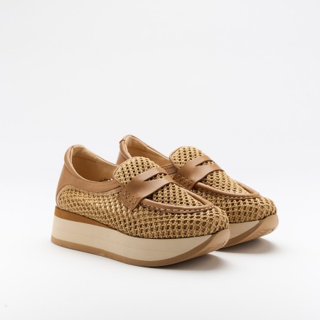 The Caela Noisette is a very comfortable shoe for you to use in your daily life, such as travelling, working or going for a walk. It really goes along with some jeans, skirt or even some shorts. Since it´s hand crafted in all leather, it gives you much more durability and comfort. The crochet material gives you a aired sensation on the foot and it´s perfect for those hot summer and spring days. The removable insole really gives you a more personalised and orthopedic comfort. The leather crossbar on top gives some detailing and styling to the shoe. The shipping is free in our online store.