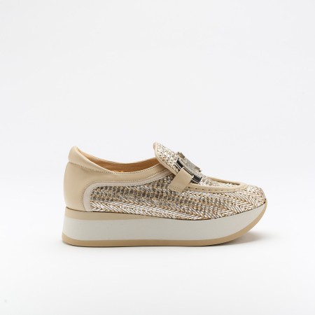 The Coro Silver is a very comfortable shoe for you to use in your daily life, such as travelling, working or going for a walk. It really goes along with some jeans, skirt or even some shorts. Since it´s hand crafted in all leather, it gives you much more durability and comfort. The tresse material gives it a very sophisticated and very colourful look. The removable insole really gives you a more personalised and orthopedic comfort. The metallic insert on top gives some detailing and styling to the shoe. The shipping is free in our online store.