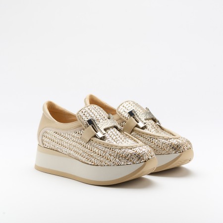 The Coro Silver is a very comfortable shoe for you to use in your daily life, such as travelling, working or going for a walk. It really goes along with some jeans, skirt or even some shorts. Since it´s hand crafted in all leather, it gives you much more durability and comfort. The tresse material gives it a very sophisticated and very colourful look. The removable insole really gives you a more personalised and orthopedic comfort. The metallic insert on top gives some detailing and styling to the shoe. The shipping is free in our online store.