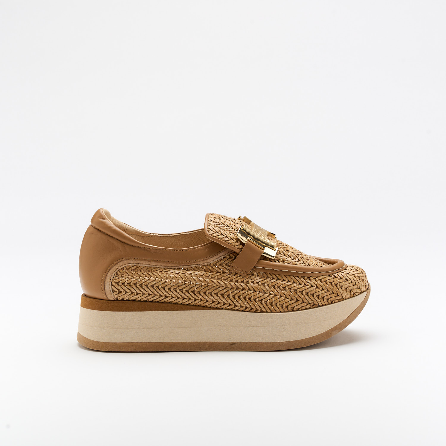 The Coro Cest is a very comfortable shoe for you to use in your daily life, such as travelling, working or going for a walk. It really goes along with some jeans, skirt or even some shorts. Since it´s hand crafted in all leather, it gives you much more durability and comfort. The tresse material gives it a very sophisticated and very colourful look. The removable insole really gives you a more personalised and orthopedic comfort. The metallic insert on top gives some detailing and styling to the shoe. The shipping is free in our online store.
