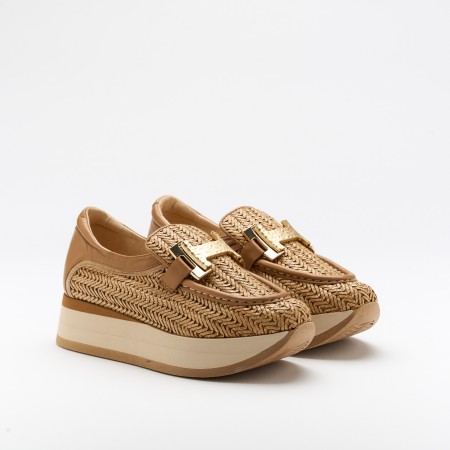 The Coro Cest is a very comfortable shoe for you to use in your daily life, such as travelling, working or going for a walk. It really goes along with some jeans, skirt or even some shorts. Since it´s hand crafted in all leather, it gives you much more durability and comfort. The tresse material gives it a very sophisticated and very colourful look. The removable insole really gives you a more personalised and orthopedic comfort. The metallic insert on top gives some detailing and styling to the shoe. The shipping is free in our online store.