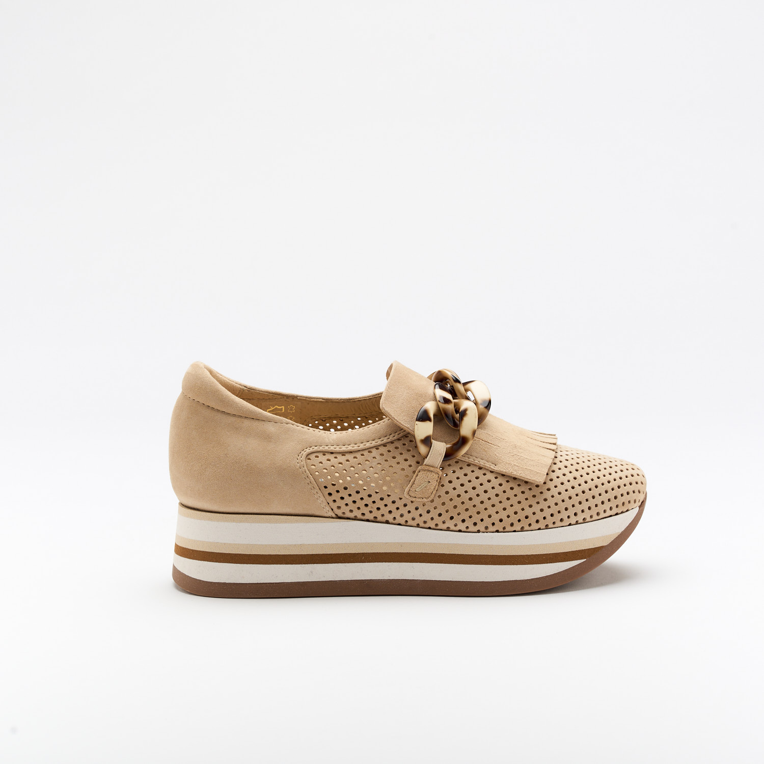 The Cadie Camel is a very comfortable shoe for you to use in your daily life, such as travelling, working or going for a walk. It really goes along with some jeans, skirt or even some shorts. Since it´s hand crafted in all leather, it gives you much more durability and comfort. The leather is all perfurated giving you a aired sensation on the foot and it´s perfect for those hot summer and spring days. The removable insole really gives you a more personalised and orthopedic comfort. The plastic insert on top is perfect as it´s gives a pop of colour and some detailing to the shoe. The shipping is free in our online store.