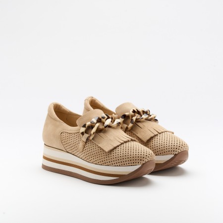 The Cadie Camel is a very comfortable shoe for you to use in your daily life, such as travelling, working or going for a walk. It really goes along with some jeans, skirt or even some shorts. Since it´s hand crafted in all leather, it gives you much more durability and comfort. The leather is all perfurated giving you a aired sensation on the foot and it´s perfect for those hot summer and spring days. The removable insole really gives you a more personalised and orthopedic comfort. The plastic insert on top is perfect as it´s gives a pop of colour and some detailing to the shoe. The shipping is free in our online store.