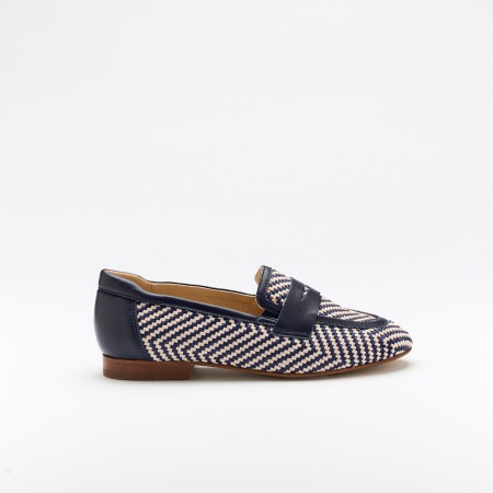 The Sel Ink is a very comfortable loafer for you to use in your daily life, such as travelling, working or going for a walk. It really goes along with some jeans, skirt or even some shorts. Since it´s hand crafted in all leather, it gives you much more durability and comfort. The rafia gives it a very breathable wear while the cushioned removable insole really gives you a more comfortable and orthopedic wear. The leather crossbar on top gives it a more sophisticated and modern look. The shipping is free in our online store.