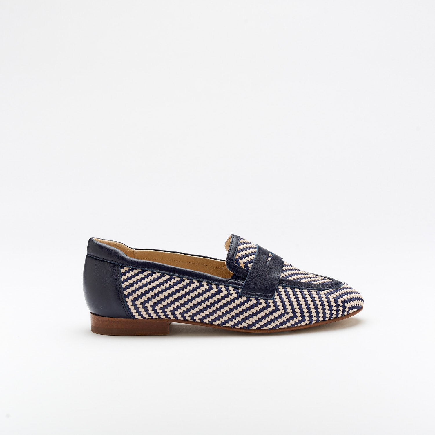 The Sel Ink is a very comfortable loafer for you to use in your daily life, such as travelling, working or going for a walk. It really goes along with some jeans, skirt or even some shorts. Since it´s hand crafted in all leather, it gives you much more durability and comfort. The rafia gives it a very breathable wear while the cushioned removable insole really gives you a more comfortable and orthopedic wear. The leather crossbar on top gives it a more sophisticated and modern look. The shipping is free in our online store.
