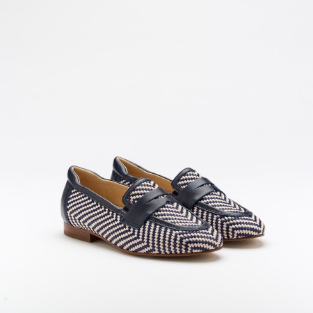 The Sel Ink is a very comfortable loafer for you to use in your daily life, such as travelling, working or going for a walk. It really goes along with some jeans, skirt or even some shorts. Since it´s hand crafted in all leather, it gives you much more durability and comfort. The rafia gives it a very breathable wear while the cushioned removable insole really gives you a more comfortable and orthopedic wear. The leather crossbar on top gives it a more sophisticated and modern look. The shipping is free in our online store.