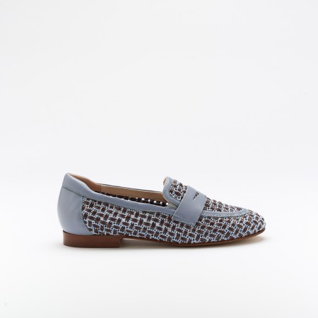 The Sina Cielo is a very comfortable loafer for you to use in your daily life, such as travelling, working or going for a walk. It really goes along with some jeans, skirt or even some shorts. Since it´s hand crafted in all leather, it gives you much more durability and comfort. The rafia gives it a very breathable wear while the cushioned removable insole really gives you a more comfortable and orthopedic wear. The leather crossbar on top gives it a more sophisticated and modern look. The shipping is free in our online store.