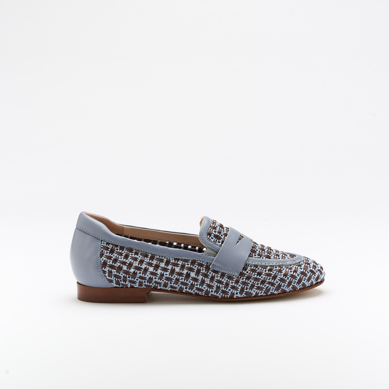 The Sina Cielo is a very comfortable loafer for you to use in your daily life, such as travelling, working or going for a walk. It really goes along with some jeans, skirt or even some shorts. Since it´s hand crafted in all leather, it gives you much more durability and comfort. The rafia gives it a very breathable wear while the cushioned removable insole really gives you a more comfortable and orthopedic wear. The leather crossbar on top gives it a more sophisticated and modern look. The shipping is free in our online store.