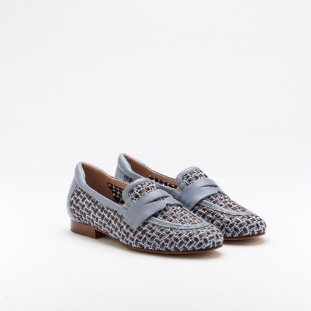 The Sina Cielo is a very comfortable loafer for you to use in your daily life, such as travelling, working or going for a walk. It really goes along with some jeans, skirt or even some shorts. Since it´s hand crafted in all leather, it gives you much more durability and comfort. The rafia gives it a very breathable wear while the cushioned removable insole really gives you a more comfortable and orthopedic wear. The leather crossbar on top gives it a more sophisticated and modern look. The shipping is free in our online store.