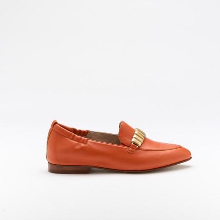 The Lis Coral is a very comfortable loafer for you to use in your daily life, such as travelling, working or going for a walk. It really goes along with some jeans, skirt or even some shorts. Since it´s hand crafted in all leather, it gives you much more durability and comfort. The Leather gives it a very breathable wear while the cushioned insole really gives you a more comfortable and orthopedic wear. The metalic addorn on top gives it a more sophisticated and modern look. The shipping is free in our online store.