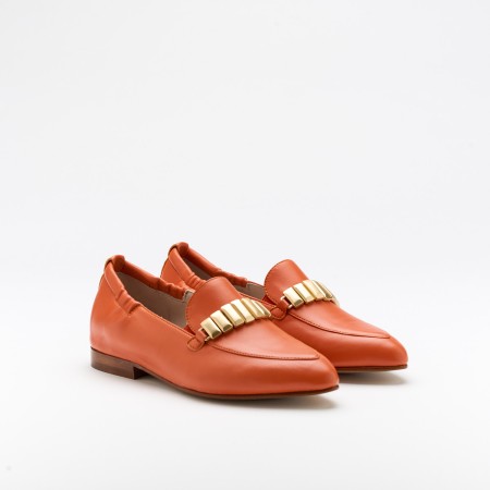 The Lis Coral is a very comfortable loafer for you to use in your daily life, such as travelling, working or going for a walk. It really goes along with some jeans, skirt or even some shorts. Since it´s hand crafted in all leather, it gives you much more durability and comfort. The Leather gives it a very breathable wear while the cushioned insole really gives you a more comfortable and orthopedic wear. The metalic addorn on top gives it a more sophisticated and modern look. The shipping is free in our online store.