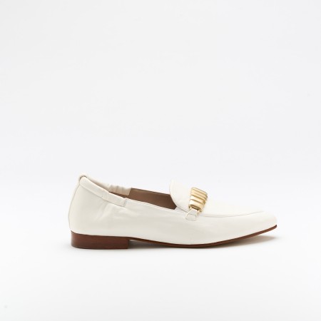 The Lis Albume is a very comfortable loafer for you to use in your daily life, such as travelling, working or going for a walk. It really goes along with some jeans, skirt or even some shorts. Since it´s hand crafted in all leather, it gives you much more durability and comfort. The Crochet material on the front gives it a very breathable wear while the cushioned insole really gives you a more comfortable and orthopedic wear. The strap on the back gives a felling of security and since it´s ajustable, the fit if more personalized. The shipping is free in our online store.