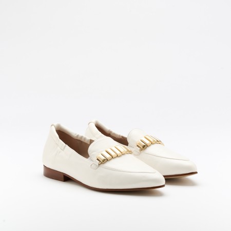 The Lis Albume is a very comfortable loafer for you to use in your daily life, such as travelling, working or going for a walk. It really goes along with some jeans, skirt or even some shorts. Since it´s hand crafted in all leather, it gives you much more durability and comfort. The Crochet material on the front gives it a very breathable wear while the cushioned insole really gives you a more comfortable and orthopedic wear. The strap on the back gives a felling of security and since it´s ajustable, the fit if more personalized. The shipping is free in our online store.