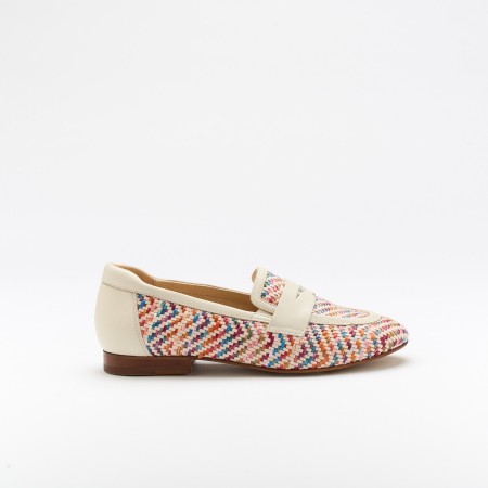 The Sel Coco is a very comfortable loafer for you to use in your daily life, such as travelling, working or going for a walk. It really goes along with some jeans, skirt or even some shorts. Since it´s hand crafted in all leather, it gives you much more durability and comfort. The rafia gives it a very breathable wear while the cushioned removable insole really gives you a more comfortable and orthopedic wear. The leather crossbar on top gives it a more sophisticated and modern look. The shipping is free in our online store.
