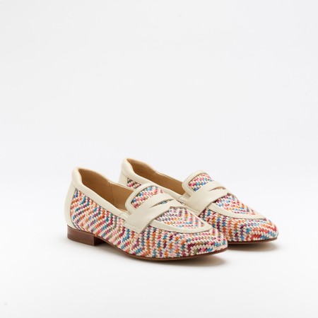 The Sel Coco is a very comfortable loafer for you to use in your daily life, such as travelling, working or going for a walk. It really goes along with some jeans, skirt or even some shorts. Since it´s hand crafted in all leather, it gives you much more durability and comfort. The rafia gives it a very breathable wear while the cushioned removable insole really gives you a more comfortable and orthopedic wear. The leather crossbar on top gives it a more sophisticated and modern look. The shipping is free in our online store.
