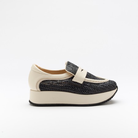 The Carmo Black is a very comfortable shoe for you to use in your daily life, such as travelling, working or going for a walk. It really goes along with some jeans, skirt or even some shorts. Since it´s hand crafted in all leather, it gives you much more durability and comfort. The crochet material gives it a very breathable wear and it gives the sneakers a very sophisticated look. The removable insole really gives you a more personalised and orthopedic comfort. The leather crossbar on top gives some detailing and a more secure fit to the shoe. The shipping is free in our online store.
