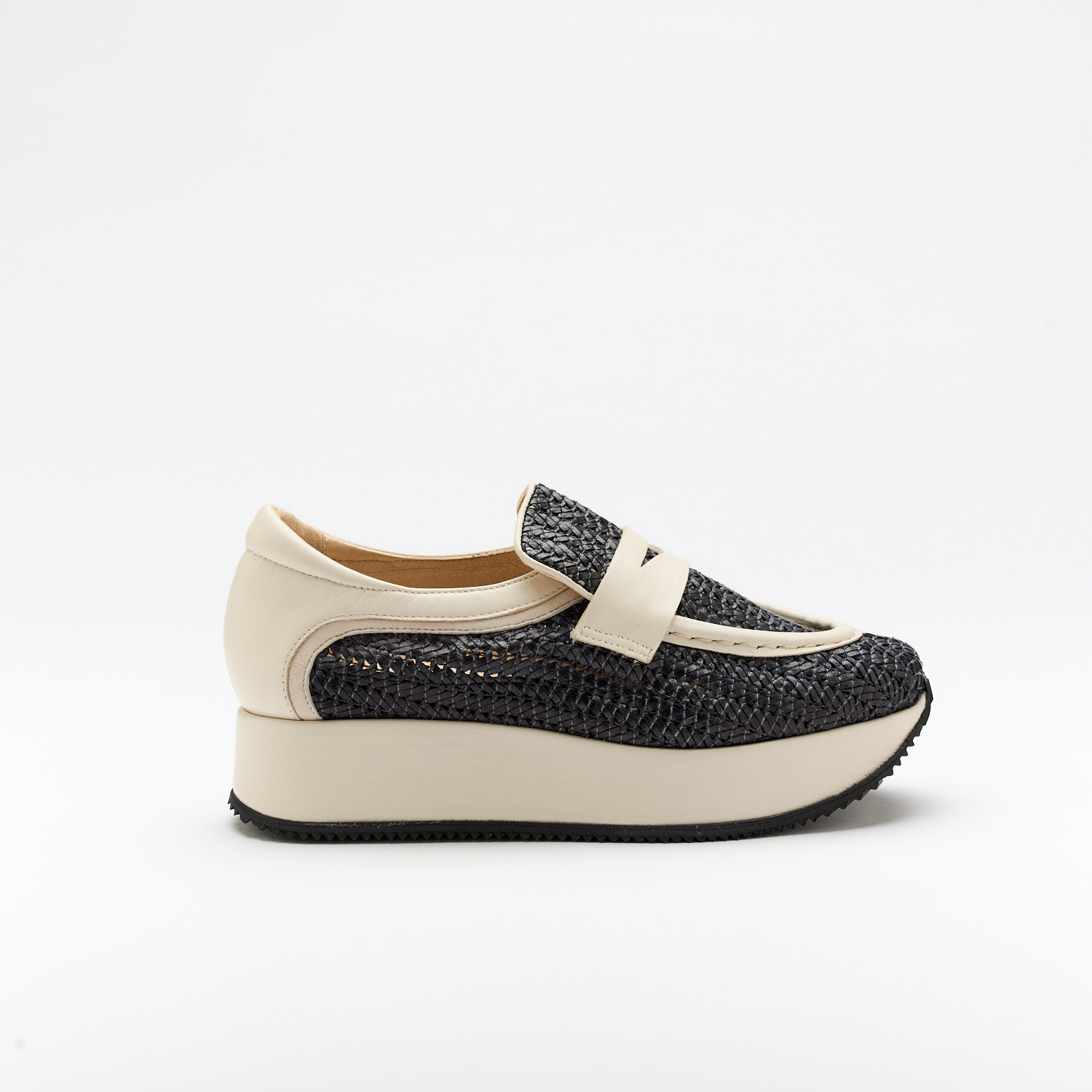 The Carmo Black is a very comfortable shoe for you to use in your daily life, such as travelling, working or going for a walk. It really goes along with some jeans, skirt or even some shorts. Since it´s hand crafted in all leather, it gives you much more durability and comfort. The crochet material gives it a very breathable wear and it gives the sneakers a very sophisticated look. The removable insole really gives you a more personalised and orthopedic comfort. The leather crossbar on top gives some detailing and a more secure fit to the shoe. The shipping is free in our online store.