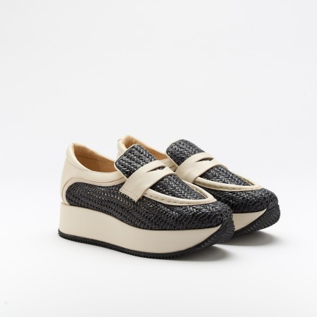 The Carmo Black is a very comfortable shoe for you to use in your daily life, such as travelling, working or going for a walk. It really goes along with some jeans, skirt or even some shorts. Since it´s hand crafted in all leather, it gives you much more durability and comfort. The crochet material gives it a very breathable wear and it gives the sneakers a very sophisticated look. The removable insole really gives you a more personalised and orthopedic comfort. The leather crossbar on top gives some detailing and a more secure fit to the shoe. The shipping is free in our online store.
