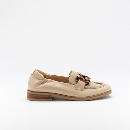 The Ginger Sand is a very comfortable loafer for you to use in your daily life, such as travelling, working or going for a walk. It really goes along with some jeans, skirt or even some shorts. Since it´s hand crafted in all leather, it gives you much more durability and comfort. The leather material gives it a very breathable wear while the cushioned removable insole really gives you a more comfortable and orthopedic wear. The plastic addorn on top gives it a more sophisticated and modern look. The shipping is free in our online store.