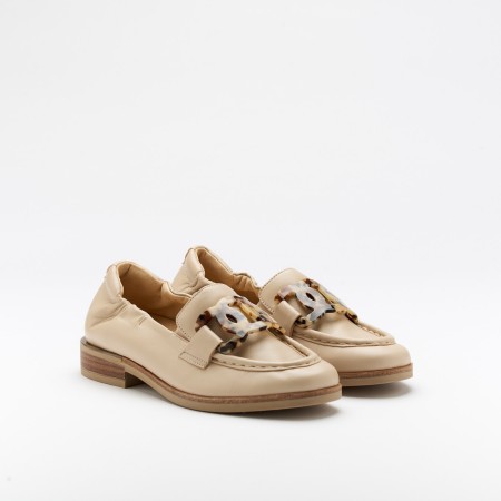 The Ginger Sand is a very comfortable loafer for you to use in your daily life, such as travelling, working or going for a walk. It really goes along with some jeans, skirt or even some shorts. Since it´s hand crafted in all leather, it gives you much more durability and comfort. The leather material gives it a very breathable wear while the cushioned removable insole really gives you a more comfortable and orthopedic wear. The plastic addorn on top gives it a more sophisticated and modern look. The shipping is free in our online store.