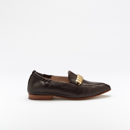 The Lis Fondente is a very comfortable loafer for you to use in your daily life, such as travelling, working or going for a walk. It really goes along with some jeans, skirt or even some shorts. Since it´s hand crafted in all leather, it gives you much more durability and comfort. The Leather gives it a very breathable wear while the cushioned insole really gives you a more comfortable and orthopedic wear. The metalic addorn on top gives it a more sophisticated and modern look. The shipping is free in our online store.